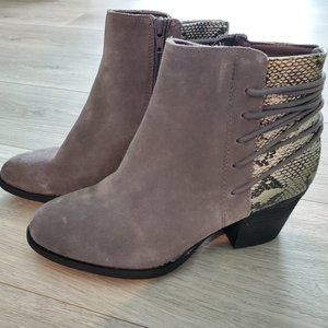 WOMAN SKETCHERS GRAY BOOTS SIZE 8